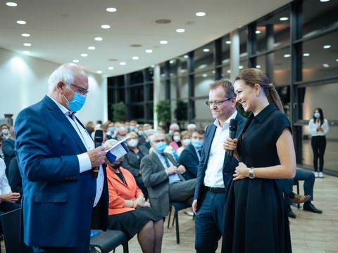 Geschäftsleitung Miriam und Jürgen Häring unterhalten sich, vor der Bühne beim Publikum mit dem Moderator 