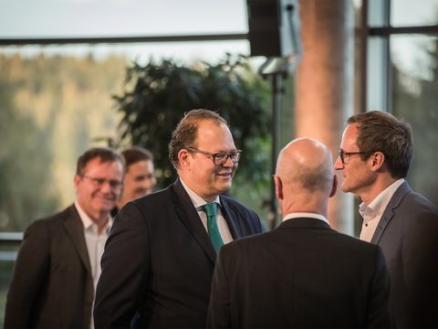viele Männer in Anzug unterhalten sich