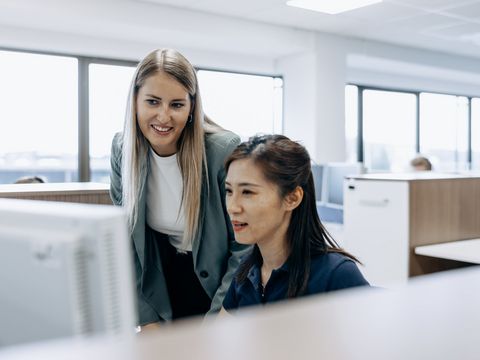 zwei Häring-Mitarbeiterinnen: blonde junge Frau und dunkelhaarige junge Frau am PC