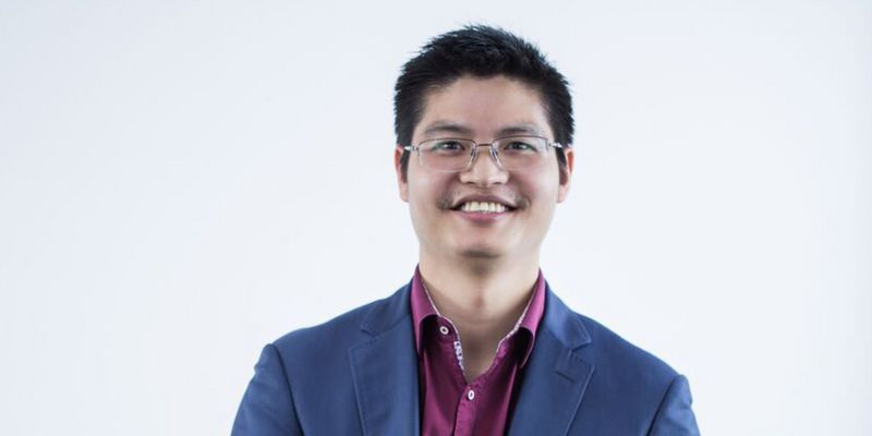 Mitarbeiter von Häring schaut lächelnd zur Kamera