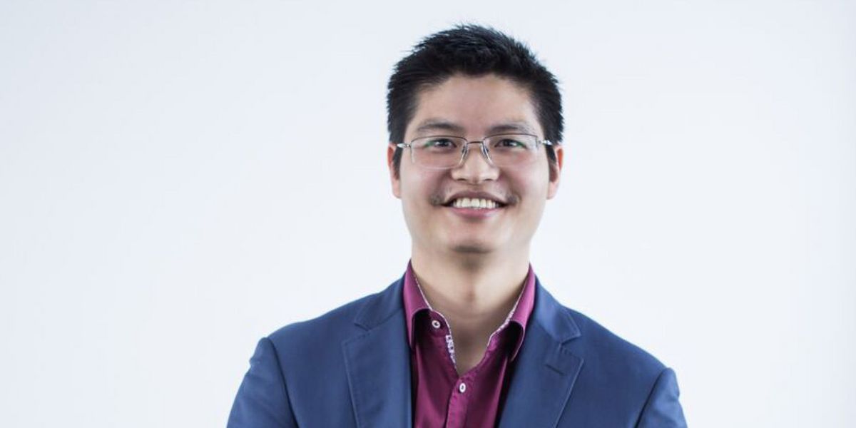 Mitarbeiter von Häring schaut lächelnd zur Kamera