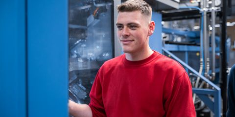 Auszubildender am Terminal einer Maschine