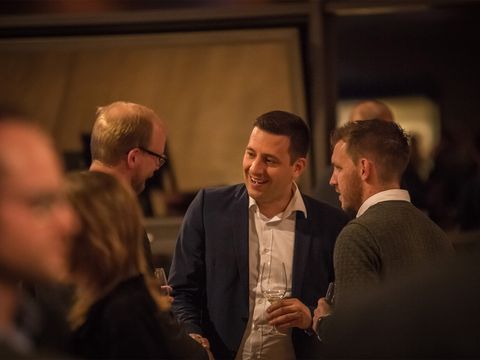drei männliche Mitarbeiter von Häring unterhalten sich