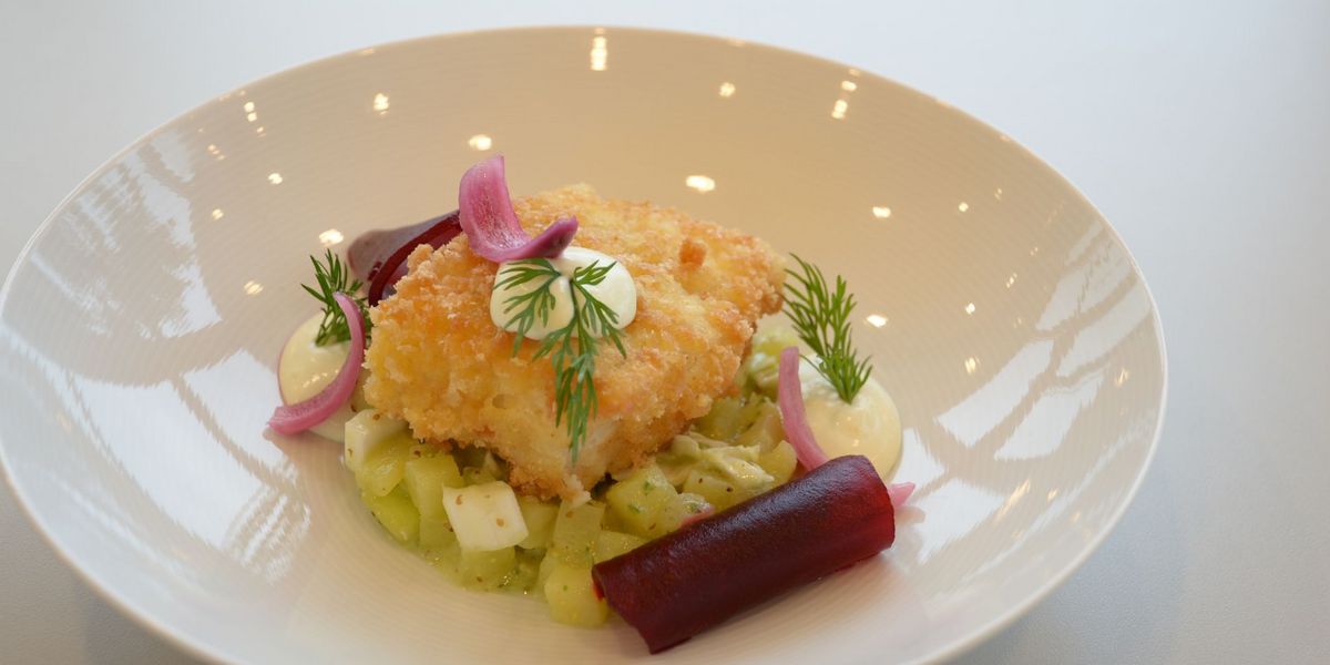 weißer Teller mit Essen 